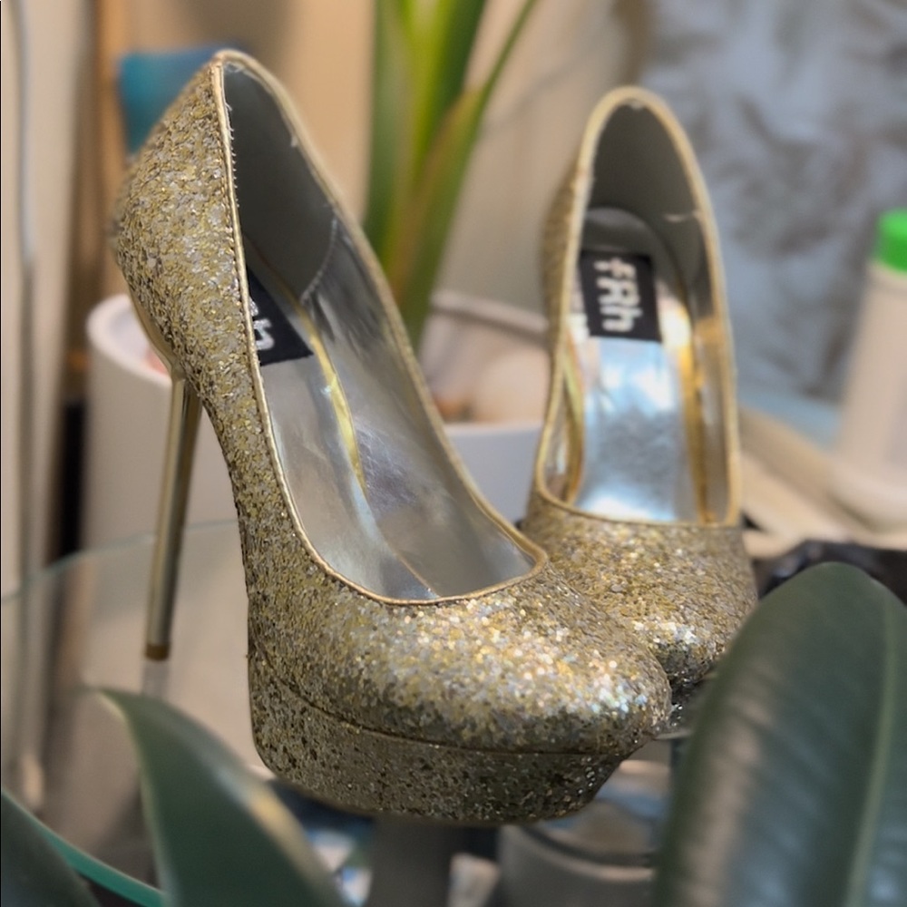 NWOT-  Sparkly Gold Pumps ~ Size 6 ~